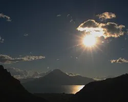 Atitl?n bajo el Dios Sol