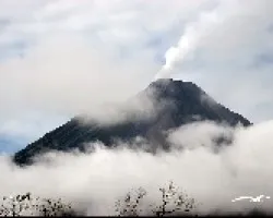 Volc?n Arenal de d?a