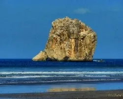 Roca Bruja al Amanecer