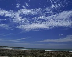 azul, nubes y la playa...