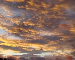 Esta foto es un atardecer en mi oficina 