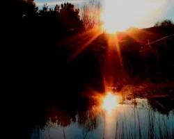 Una charquita con reflejo