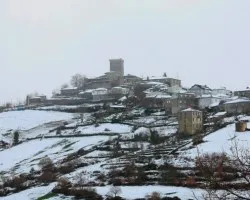 Un pueblo con nieve
