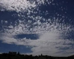Cielo  azul y raras nubes