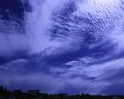 Cielo azul y nubes raras