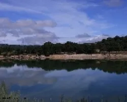 Agua y cielo azul