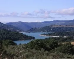 Agua embalsada