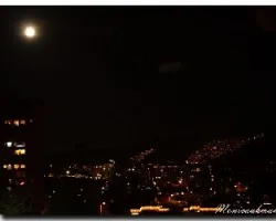 luna sobre la ciudad