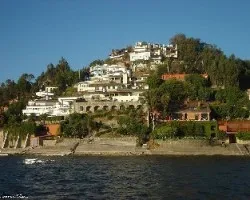 Lago y cerro
