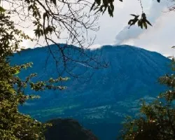 Erupción del volcán Turrialba en azul