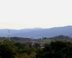 San Vito en el valle de Coto Brus estribaciones de la codillera de talamanca a lo lejos la formación montañosa EL INDIO DORMIDO.
