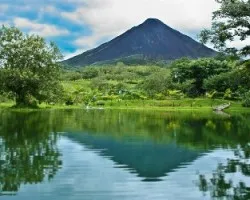 Volcan Arenal desde un estanque