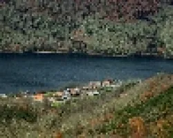 Un pueblo al fondo