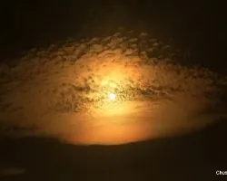 El sol detrás de la nube