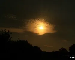 El sol detrás de la nube