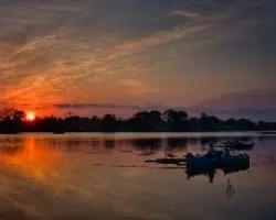 Pescando al amanecer.