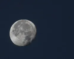 Luna al amanecer