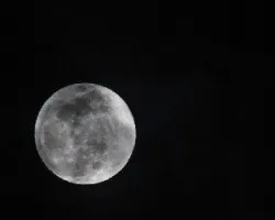 Luna en fondo negro
