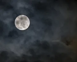 Luna y nubes