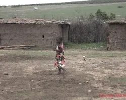 Niña y casas Masai