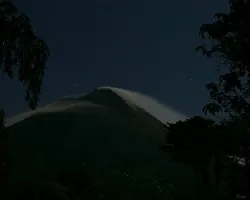 Volcán Arenal de noche con Luna Llena