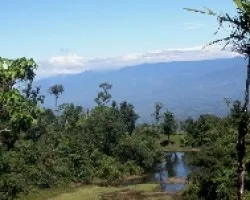 Laguna en Torealta al fondo la cordillera de Talamanca