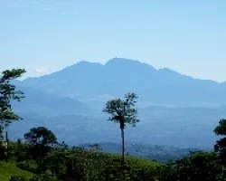 Valle de Coto Brus al Fondo el Volcán Barú en Panamá