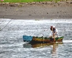 Pescador en su bote