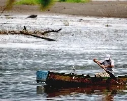 Pescador en su bote