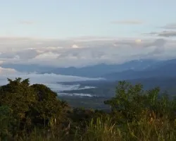 Montañas y nubes