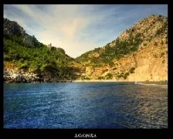 Una pequeña playa sin acceso por tierra.