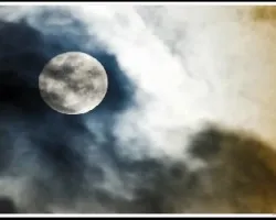 Llena rompiendo nubes
