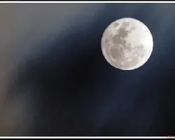 Lunna llena emergiendo  (perigeo)