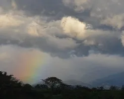 Arco iris entre nubes
