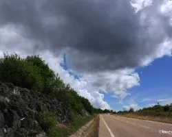 El azul intenso del cielo
