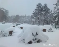 Sillas bajo la nieve