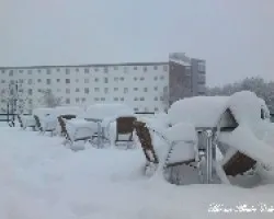 Sillas bajo la nieve