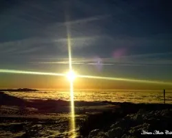 Atardece sobre nieve y nubes
