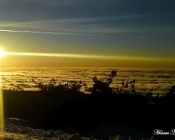 Atardecer sobre nieve y nubes