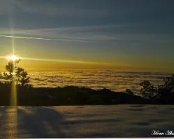 Atardecer sobre nieve y nubes