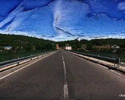 Perspectiva cielo y puente
