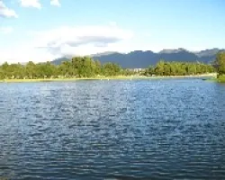 zona verde y lago
