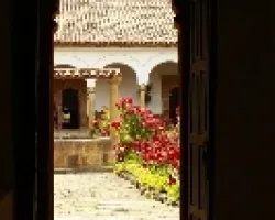 a traves de la puerta