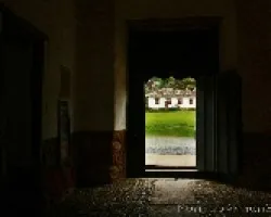 a traves de la puerta