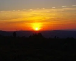 Puesta de sol con parque eólico