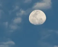 Luna entre nubes