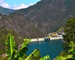 Represa de pirrís, vista desde las montañas