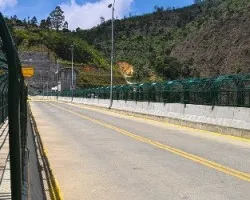 Calle que va sobre la represa de pirrís