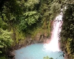Catarata de río celeste