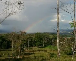 Arco iris en río celeste